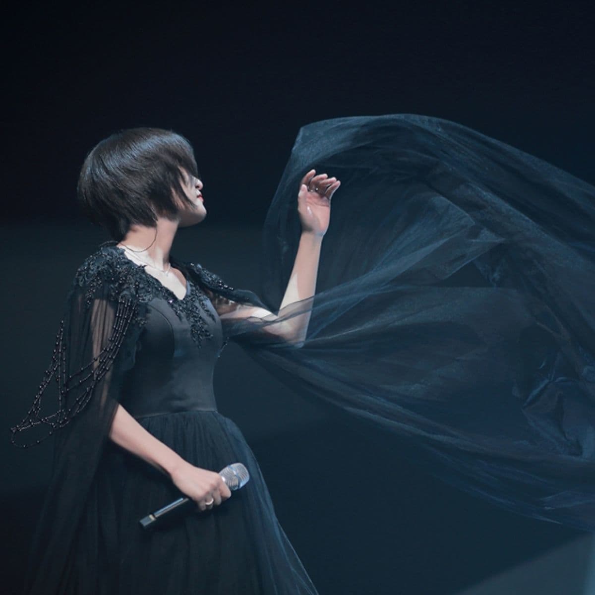 ライブステージで舞う シム･ギュソン。単独コンサート「私たちの前の世界 」より。