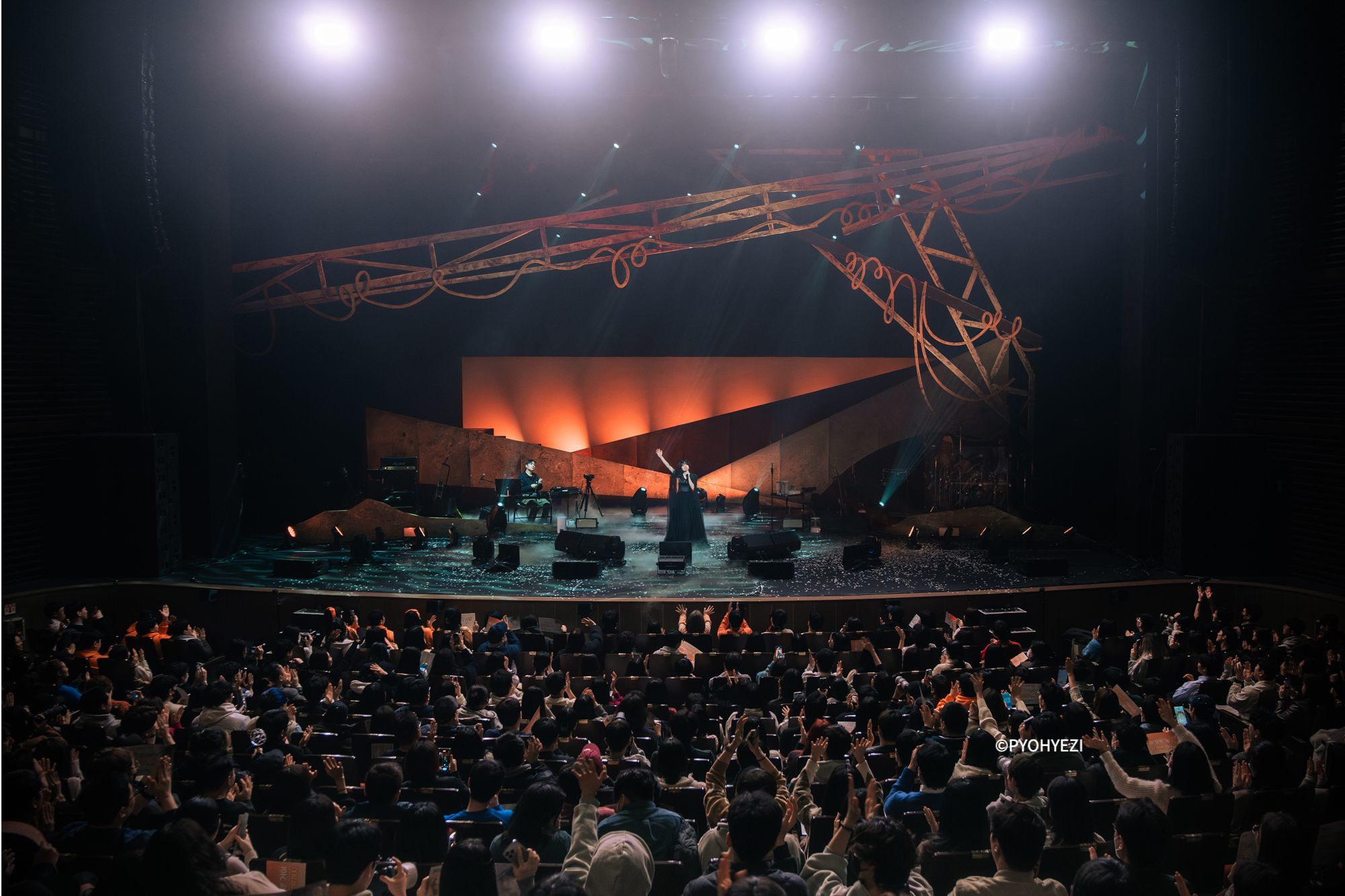 ライブステージの写真。観客の大声援とそれに応える シム･ギュソン