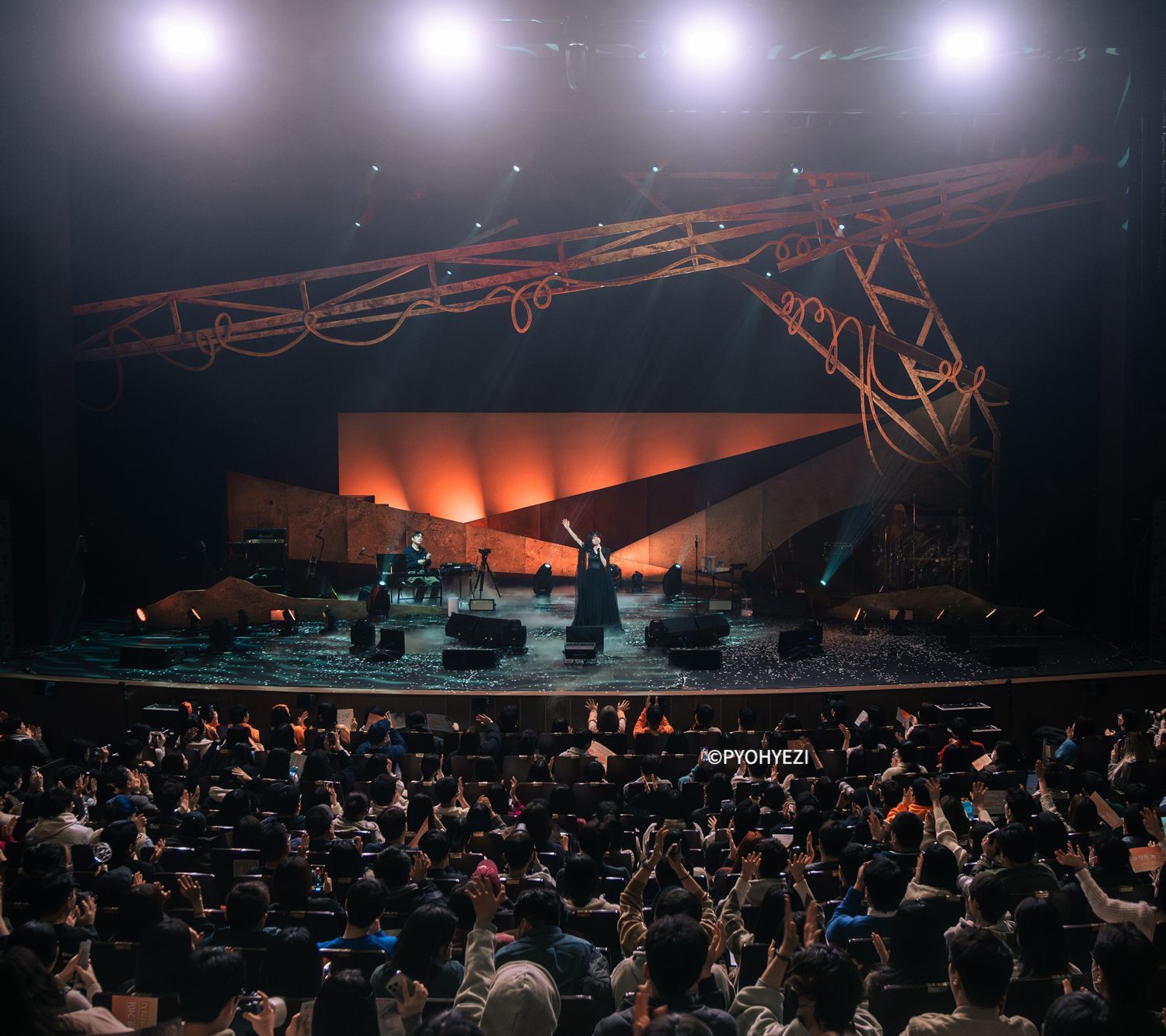 ライブステージの写真。観客の大声援とそれに応える シム･ギュソン