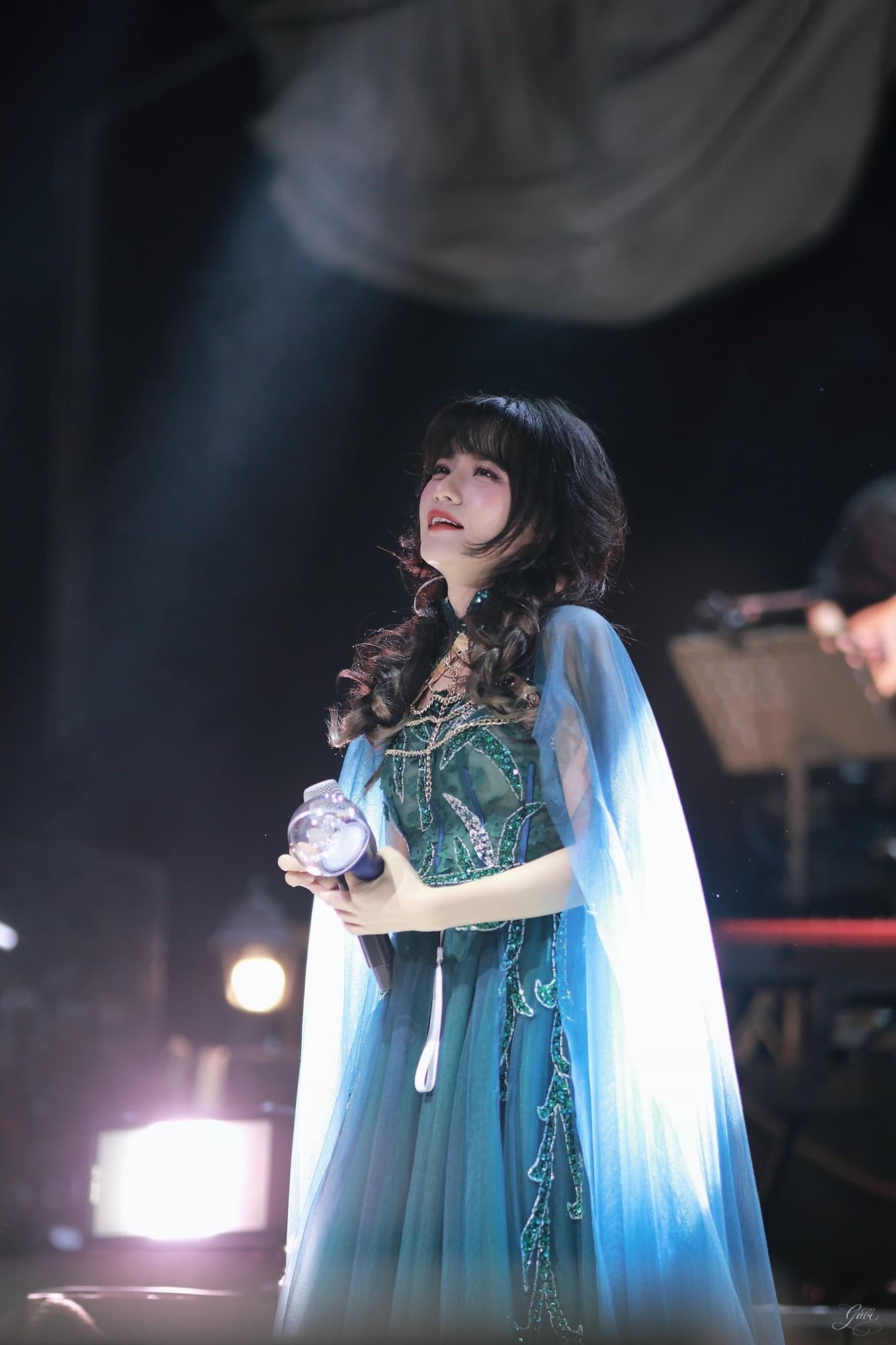 ライブコンサートで笑顔で観客を見つめる シム･ギュソン。単独コンサート「揺乱 」より。