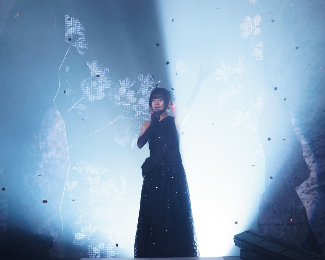 コンサートのエンディングで観客に応え手を振る シム･ギュソンの写真：単独コンサート「Monster」より。